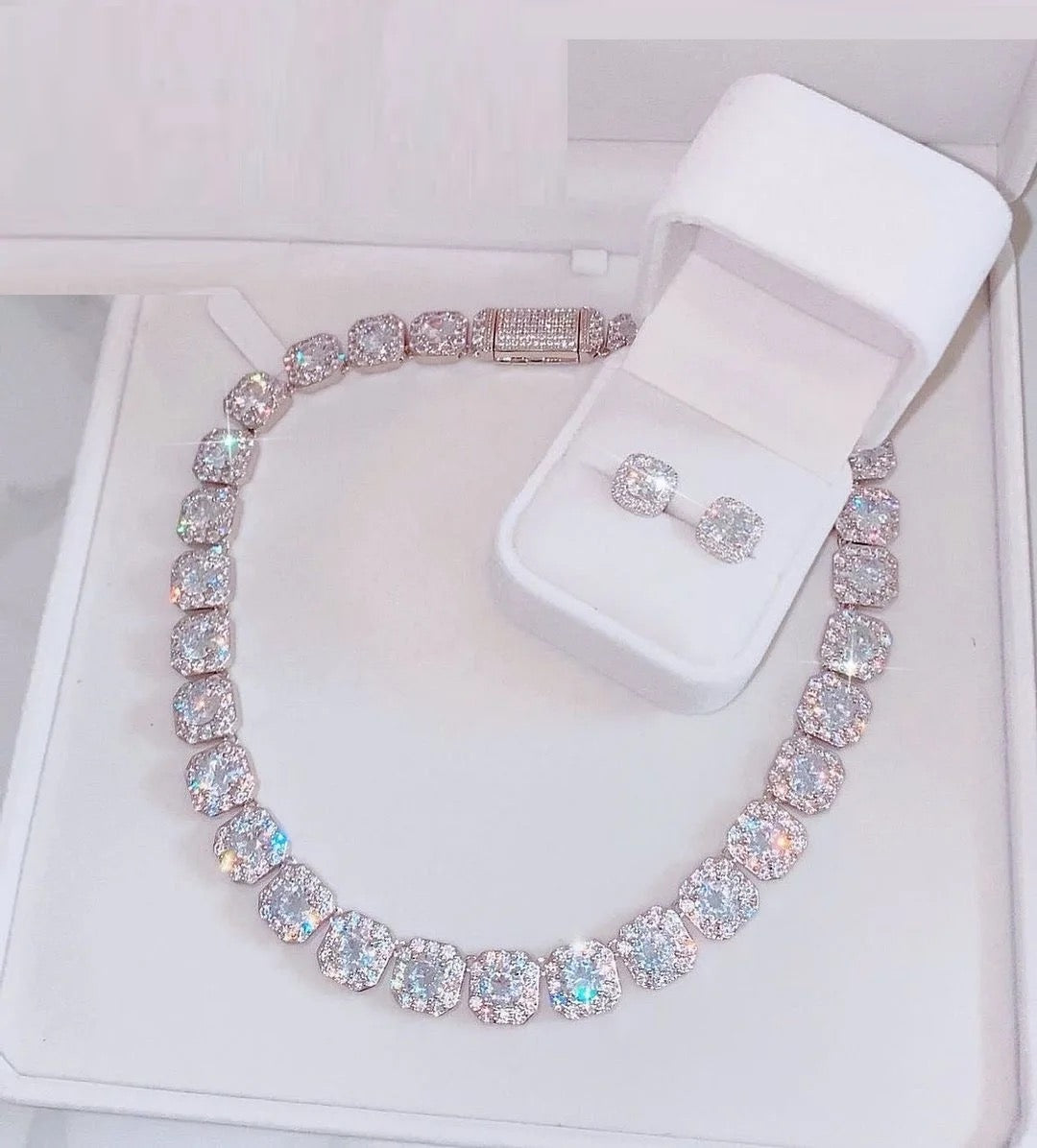Cluster Diamonds Stud Earrings